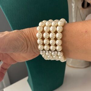 Elegant Pearl Bracelet with Silver Accents